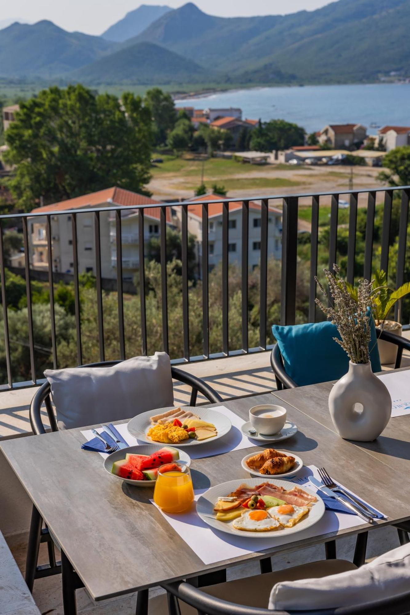 Hotel Aquilo Петровац Экстерьер фото