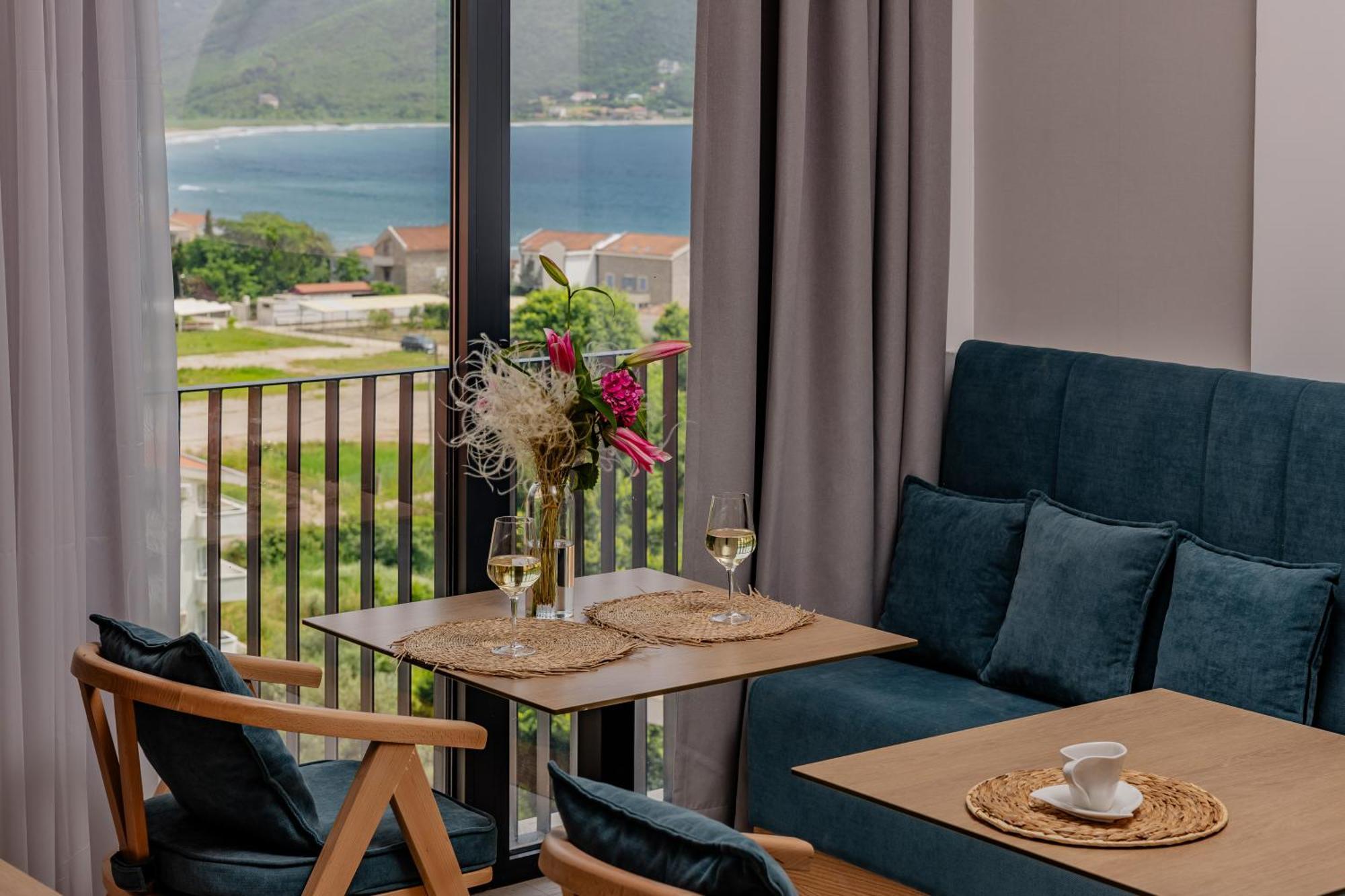 Hotel Aquilo Петровац Экстерьер фото